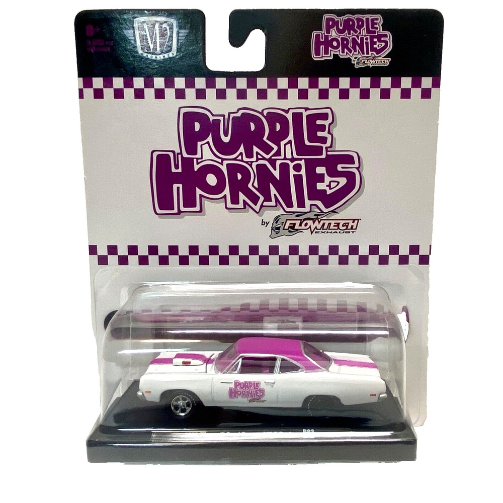 M2 Machines 1969 Plymouth Road Runner 440 6-Pack Purple Hornies Flowtech Exaust